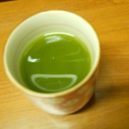 こんにちは～(^o^)丿
体にいい青汁緑茶いただきました～❤
見て～！電灯の光が反射してお茶の表面に笑顔が浮き出てる～☆
何かいいことありそうです♪